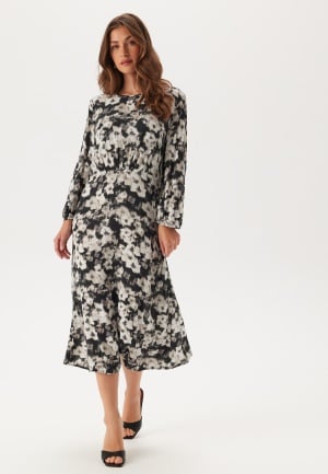 Se Pieces Pcrexa 3/4 MIDI DRESS BC MIDI  Black Aop:blue Blurry Flower XL ved Bubbleroom