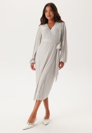 Se BUBBLEROOM  Pleated Wrap Dress Light beige XL ved Bubbleroom