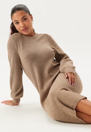 Se Object Collectors Item Objditte Re L/S KNIT MIDI DRES Desert Taupe Detail:melange L ved Bubbleroom