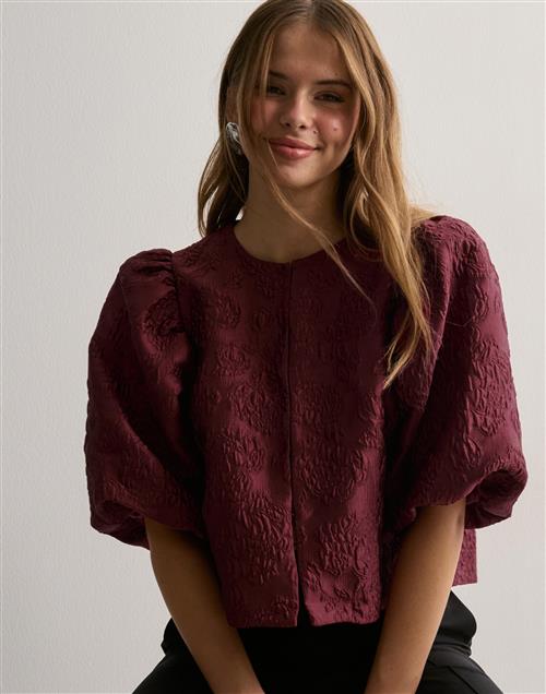 Se Malina - Rød - Cleo pouf sleeve blouse ved Nelly