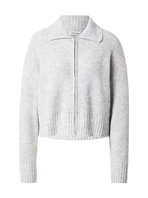 Se STUDIO SELECT Cardigan 'Nina'  grå-meleret ved About You