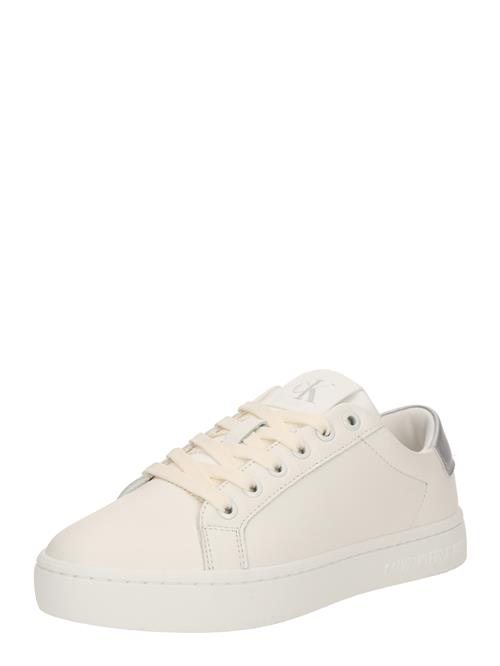 Se Calvin Klein Jeans Sneaker low 'CLASSIC'  sølv / naturhvid ved About You