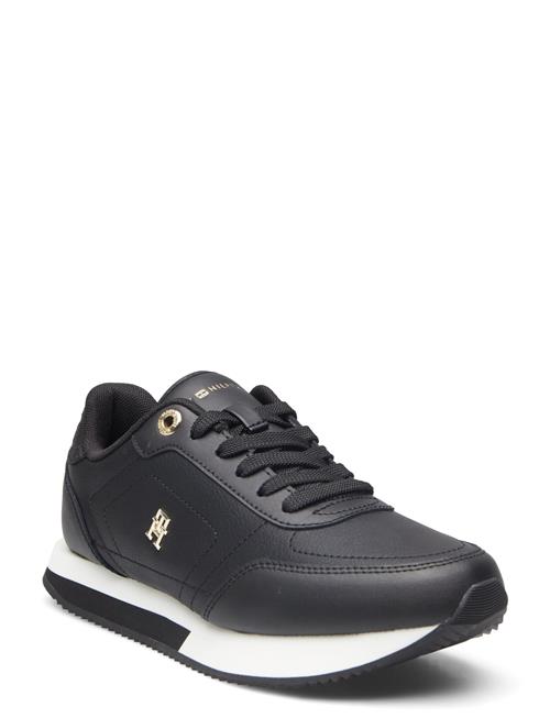 Se Elevated Essent Runner Monogram Tommy Hilfiger Black ved Booztlet