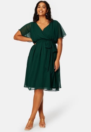 Se Goddiva Curve Flutter Sleeve Chiffon Midi Dress Green 52 (UK24) ved Bubbleroom