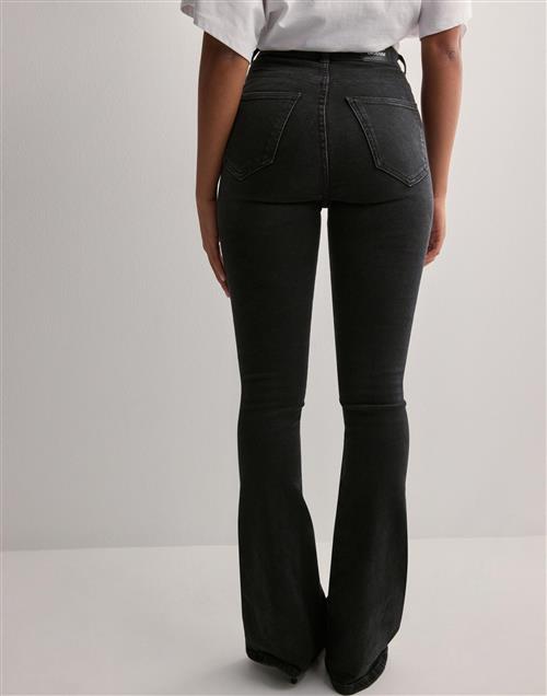 Se Dr Denim - Sort - Moxy Flare ved Nelly