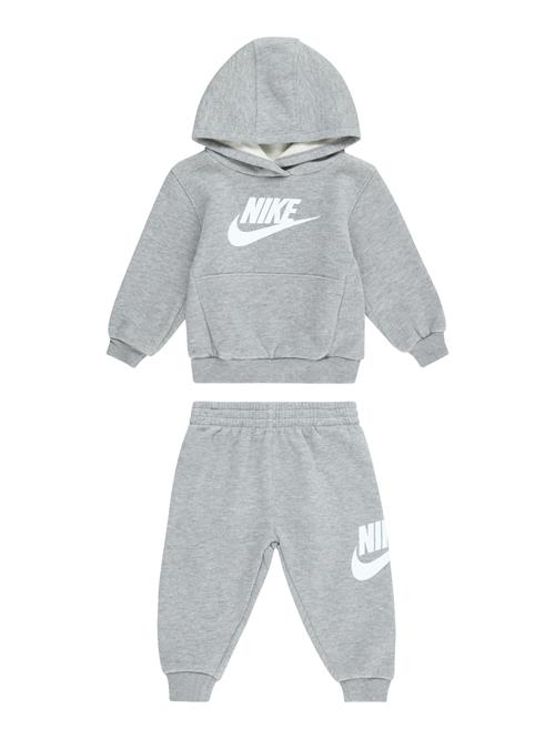 Se Nike Sportswear Joggingdragt 'CLUB FLEECE'  grå-meleret / hvid ved About You