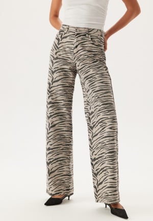 Se ONLY Onlhope Hw Zebra Wide Dnm Light Grey Denim Print:zebra 31/32 ved Bubbleroom