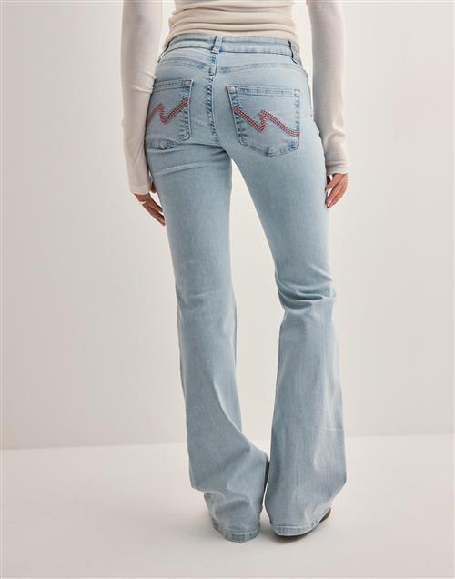 Se Nelly - Blå - Low Waist Perfect Bootcut Jeans ved Nelly