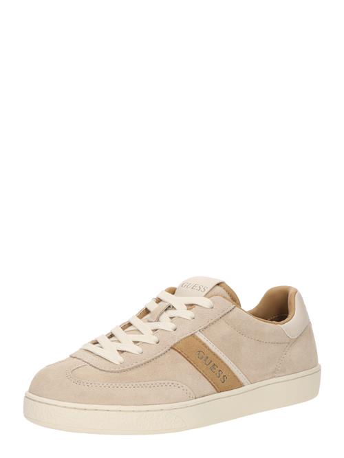 Se GUESS Sneaker low 'NOLINAS'  beige / sand / hvid ved About You