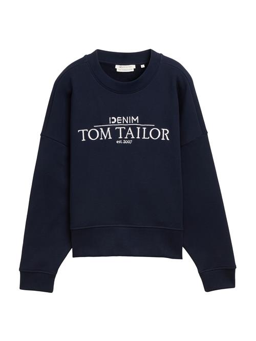 Se TOM TAILOR DENIM Sweatshirt  mørkeblå / hvid ved About You