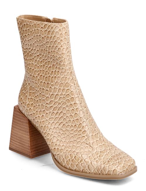 Duchess Bootie Steve Madden Beige