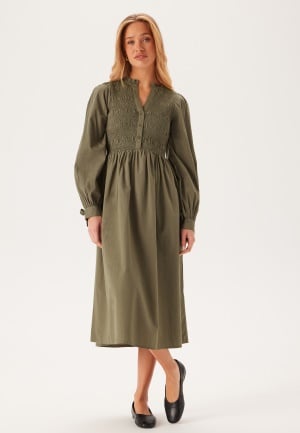 Se BUBBLEROOM V-neck Cotton Smock Dress Khaki green XL ved Bubbleroom