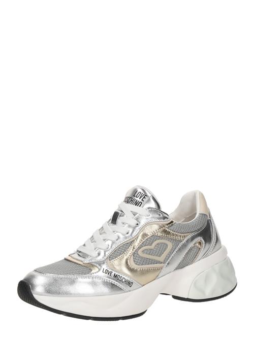 Se Love Moschino Sneaker low  creme / sølv / hvid ved About You