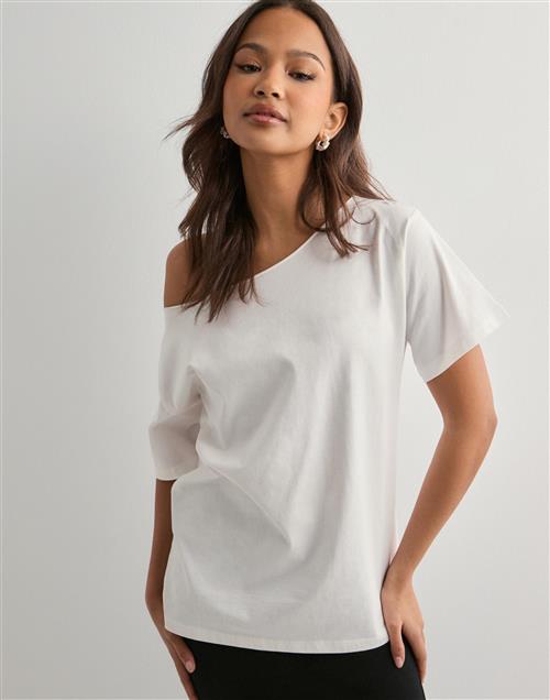 Se Nelly - Hvid - Slouchy Shoulder Tee ved Nelly