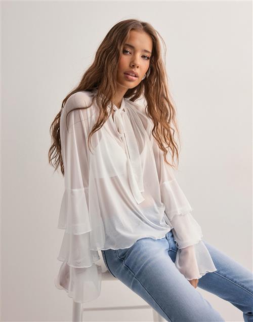 Se Nelly - Hvid - Frill Mesh Blouse ved Nelly