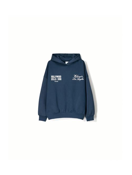 Se Bershka Sweatshirt  navy / hvid ved About You