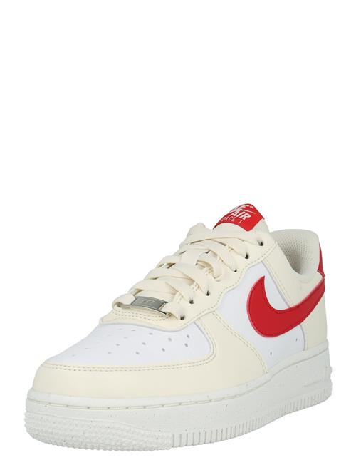 Se Nike Sportswear Sneaker low 'Air Force 1 07 Better'  elfenben / rød / hvid ved About You
