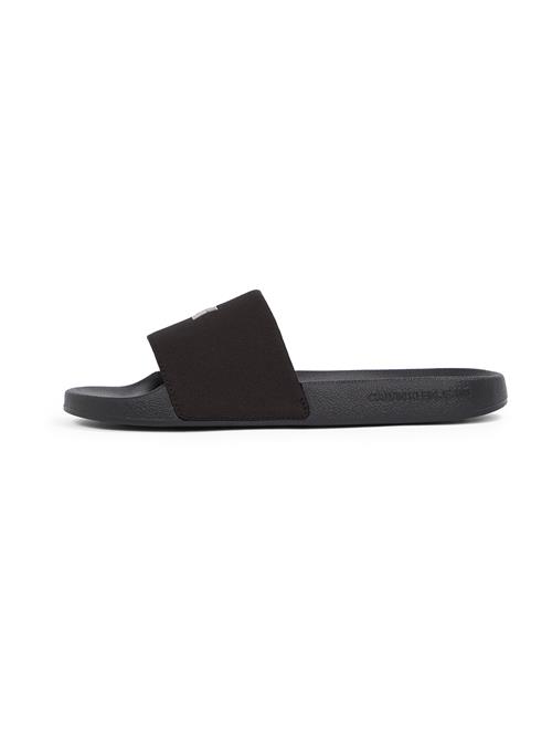 Se Calvin Klein Jeans Pantoletter  sort / hvid ved About You