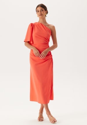 Se Bubbleroom Occasion Ruched One Shoulder Midi Dress Coral 46 ved Bubbleroom