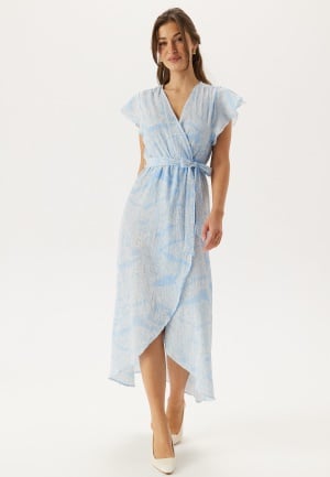 Se VERO MODA Vmpage S/L LONG WRAP DRESS  LO Airy Blue Aop:mona XL ved Bubbleroom