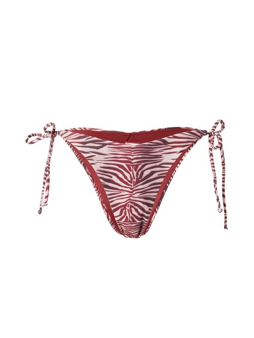 Se Hunkemöller Bikinitrusse  lys pink / rød / hvid ved About You