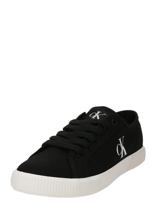 Se Calvin Klein Jeans Sneaker low 'ESS'  sort / hvid ved About You