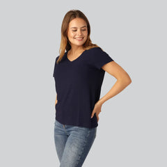 Se Bambus T-shirt V-hals ribbet i navy til damer ved Bambuni