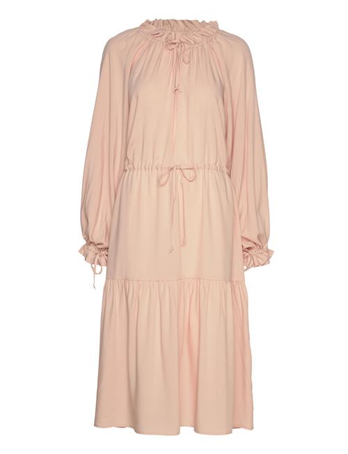 Se Tundra Midi Dress Hálo Pink ved Booztlet