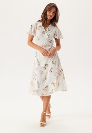 Se VILA Vilovie S/S Wrap Midi Dress Snow White AOP:FIR 44 ved Bubbleroom