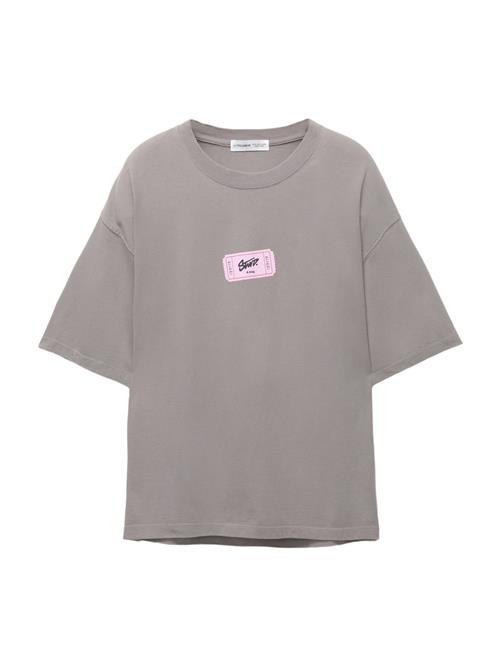 Se Pull&Bear Shirts 'TICKETS'  grå / lyserød / rød / sort ved About You