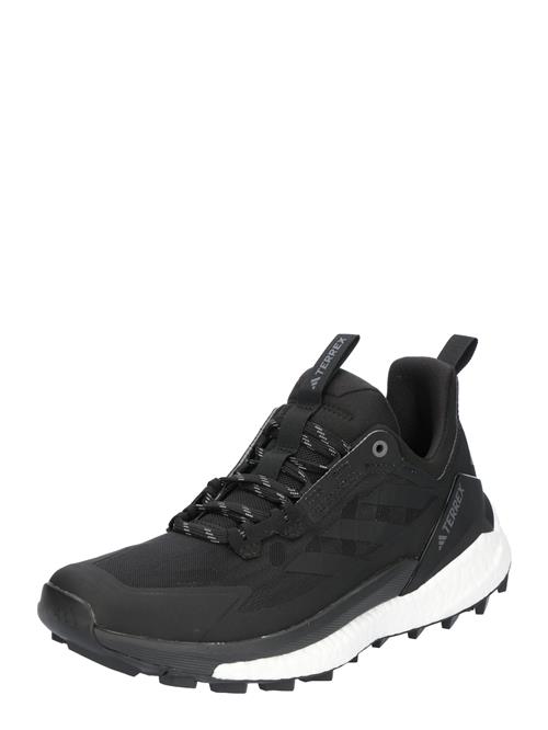 Se ADIDAS TERREX Lave sko 'FREE HIKER 2'  sort / hvid ved About You