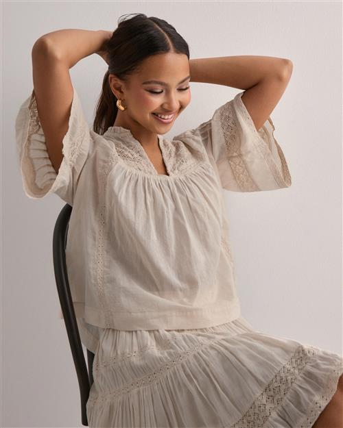 Se Neo Noir - Hvid - Siama S Voile Blouse ved Nelly