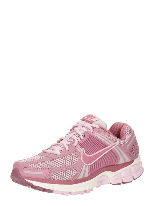 Se Nike Sportswear Sneaker low 'ZOOM VOMERO 5'  pink / lyserød ved About You