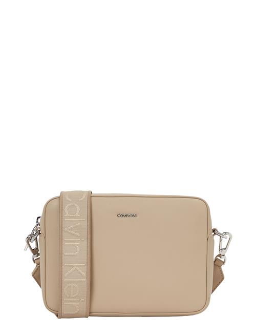 Se Ck Must Small Camera Bag Calvin Klein Beige ved Booztlet