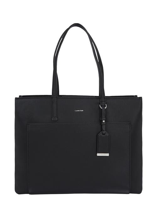 Se Ck Must Medium Shopper W/Pocket Calvin Klein Black ved Booztlet