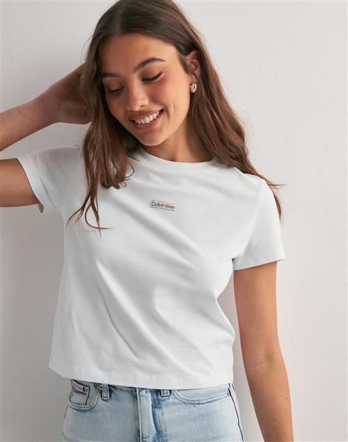 Calvin Klein Jeans - Hvid - Placed Institutional Baby Tee