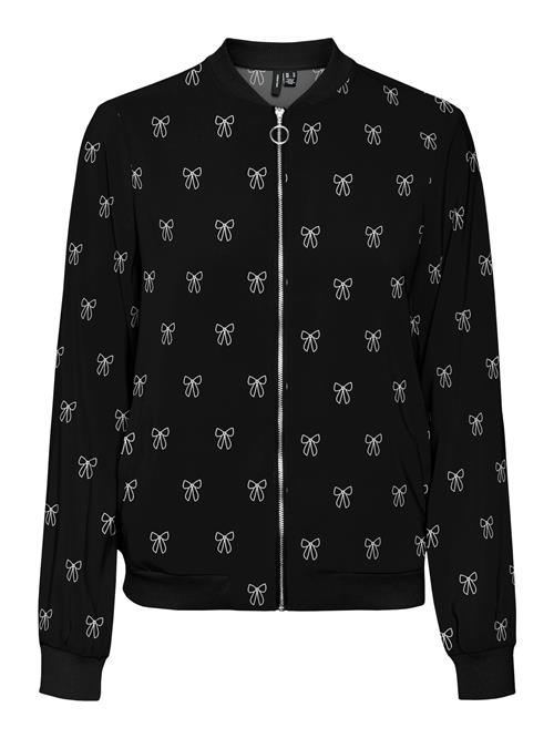 Se VERO MODA Overgangsjakke  sort / hvid ved About You
