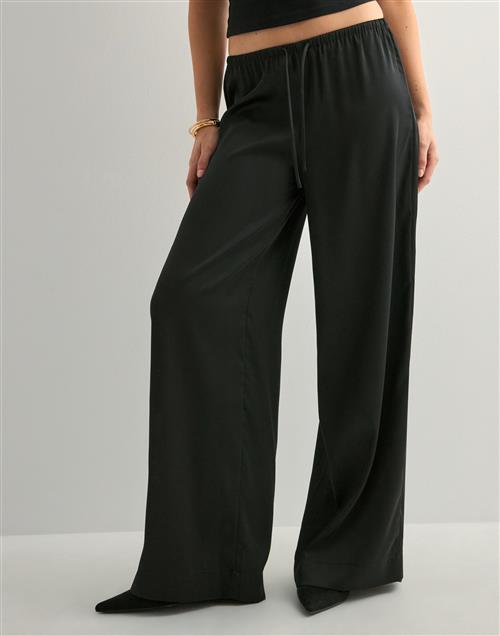 Se Nelly - Sort - Pull On Satin Pants ved Nelly