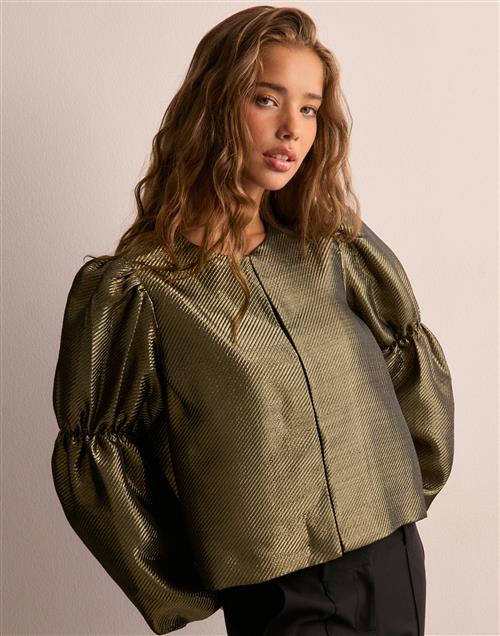 Se Malina - Guld - Zoey Double pouf sleeve blouse ved Nelly