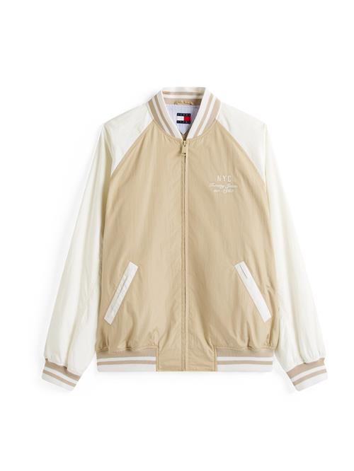 Se Tommy Jeans Overgangsjakke  khaki / offwhite ved About You