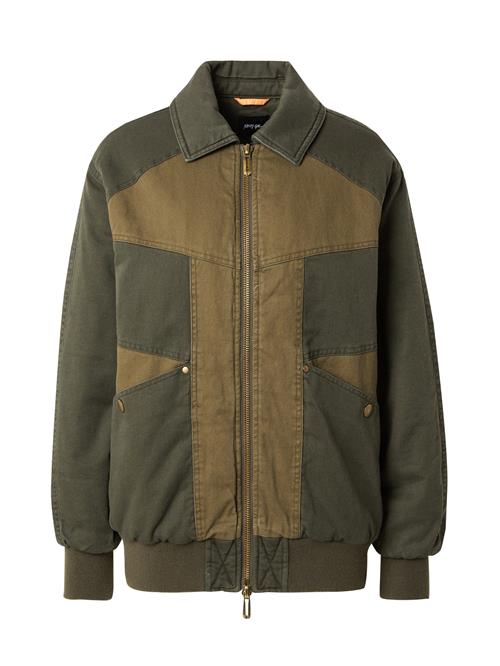 Se Nasty Gal Overgangsjakke  khaki / oliven ved About You
