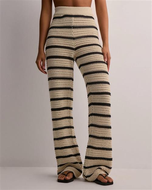 Se Pieces - Ternet/Stribet - Pcneska Hw Knit Pant ved Nelly