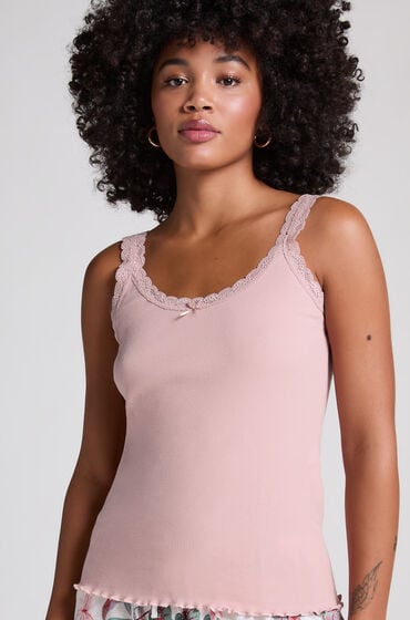 Se Hunkemöller Camisole i rib og blonde pink ved Hunkemøller