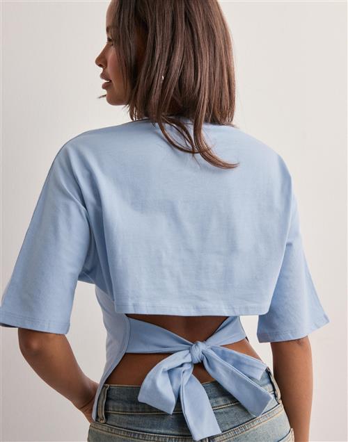 Nelly - Blå - Open Back Tie Tee