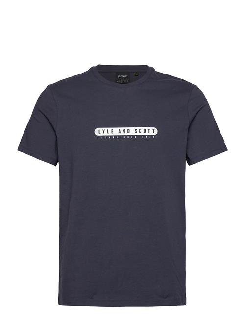 Se Rubberised Graphic T-Shirt Lyle & Scott Navy ved Booztlet
