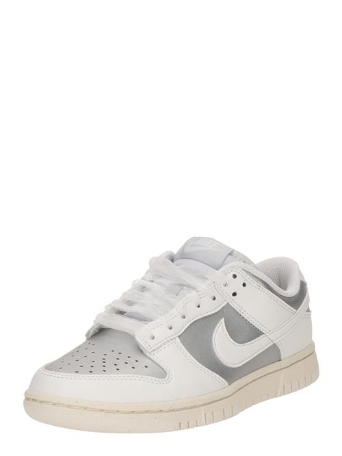 Se Nike Sportswear Sneaker low 'DUNK NEXT NATURE'  sølv / hvid ved About You
