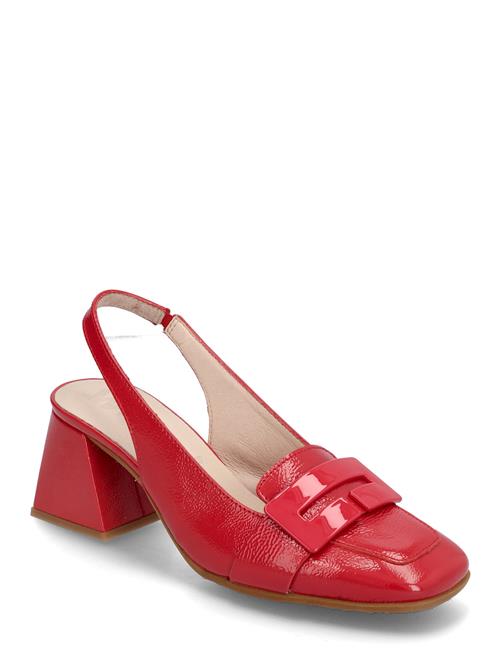 Rebeca Wonders Red