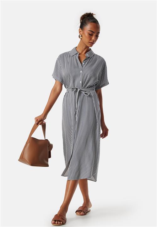 Se VERO MODA Bumby SS Calf Shirt Dress ved Bubbleroom