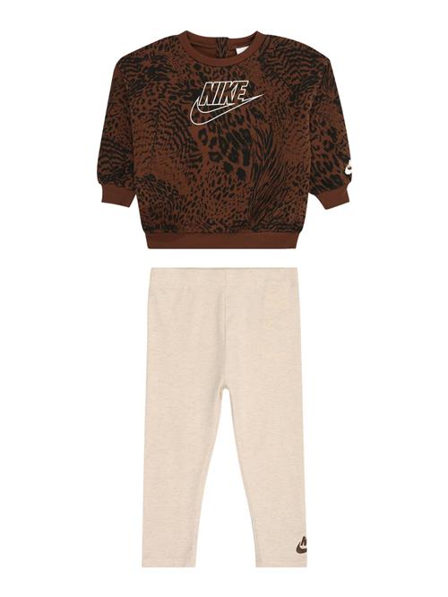Se Nike Sportswear Sæt 'SWOOSH'  beige-meleret / brun / sort / hvid ved About You