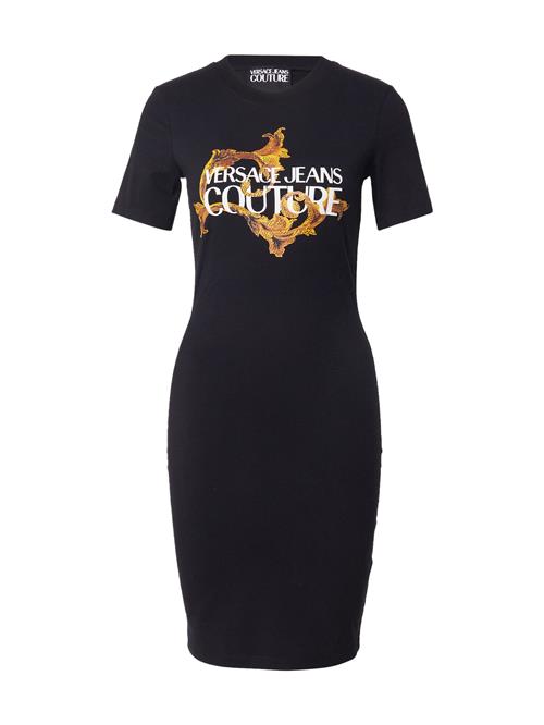 Se Versace Jeans Couture Kjole  gylden gul / sort / hvid ved About You